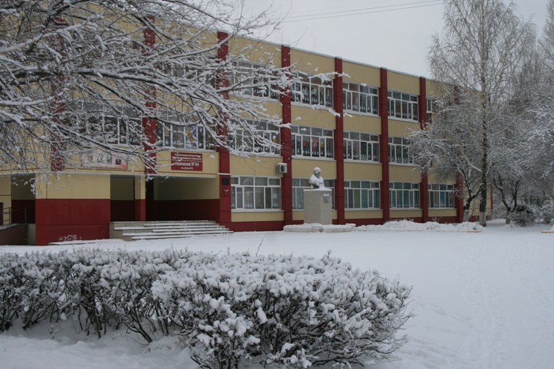 Здание гимназии в снегу