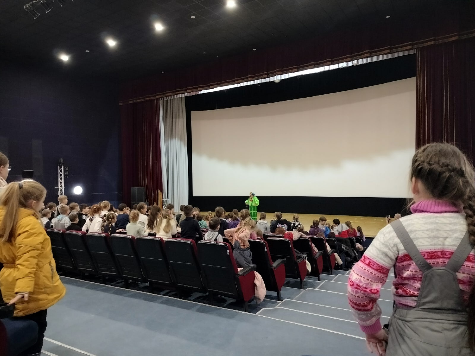 Просмотр фильма в кинотеатре &amp;quot;Руслан&amp;quot;.