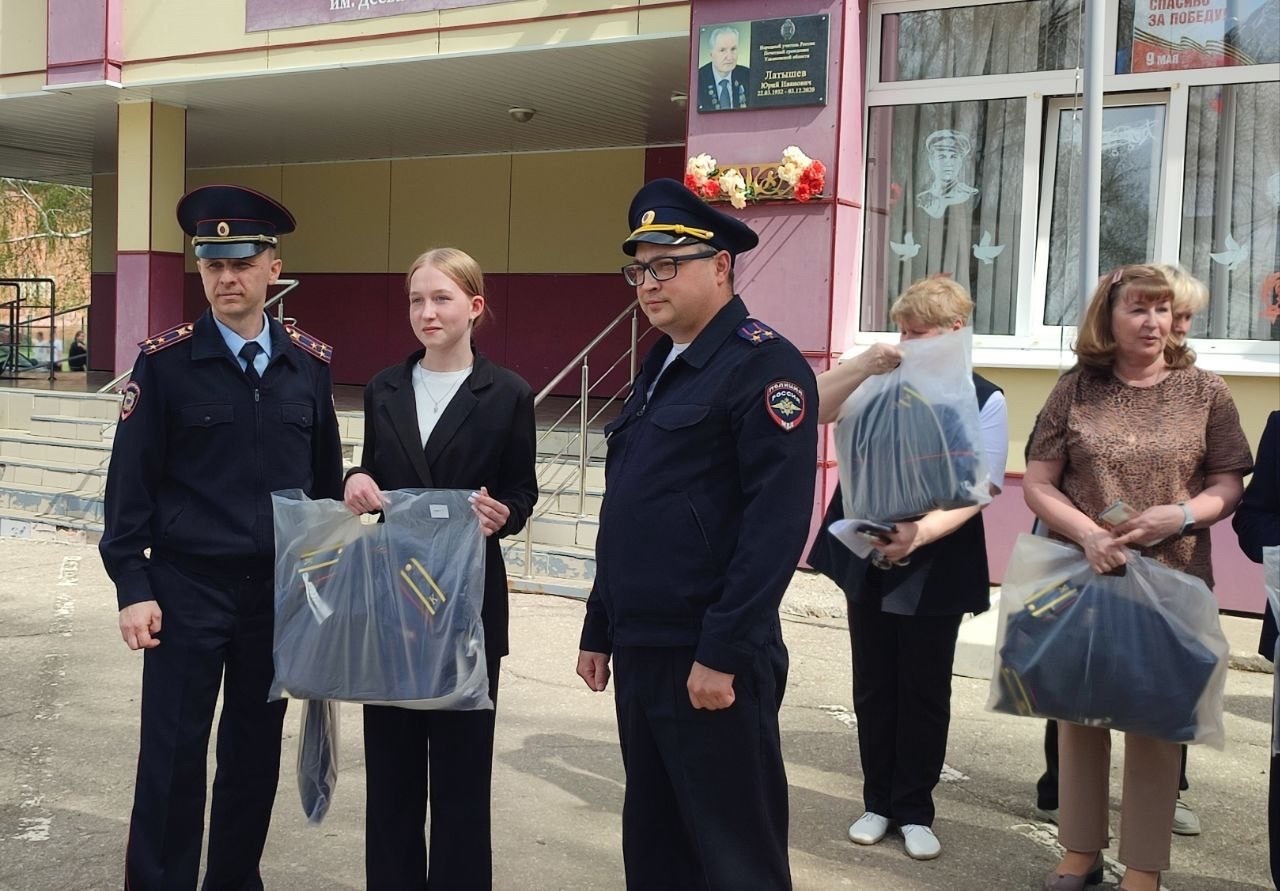 Вручение формы участникам парада к 9 Мая.