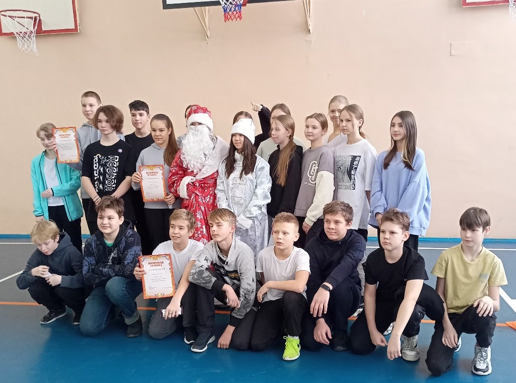 Эстафета, посвященная «Деду Морозу и Снегурочки».