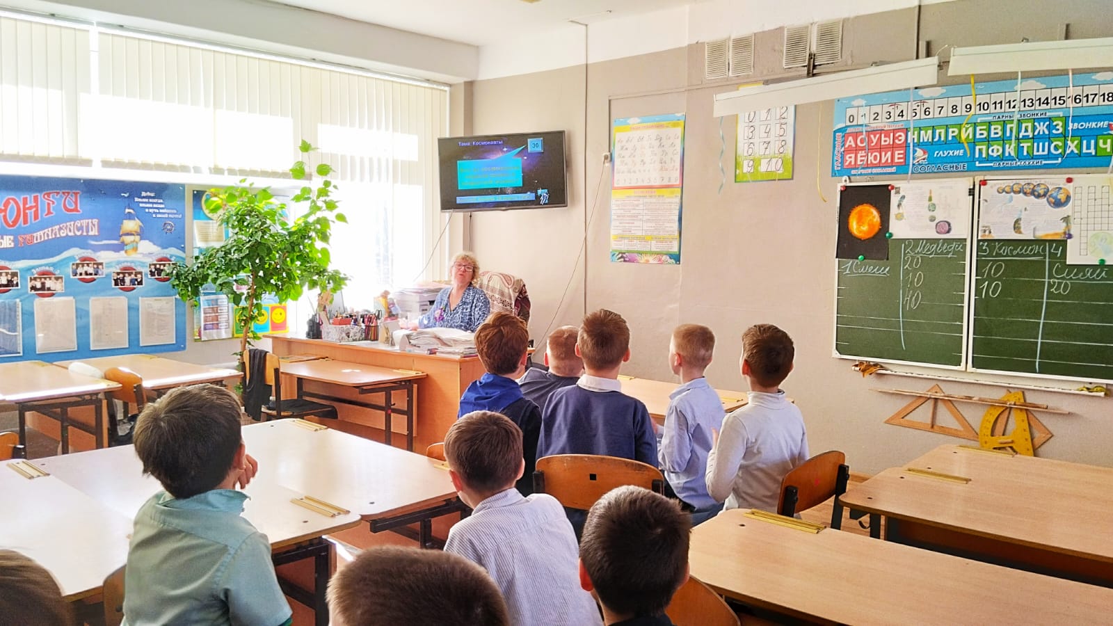 Ко Дню космонавтики.