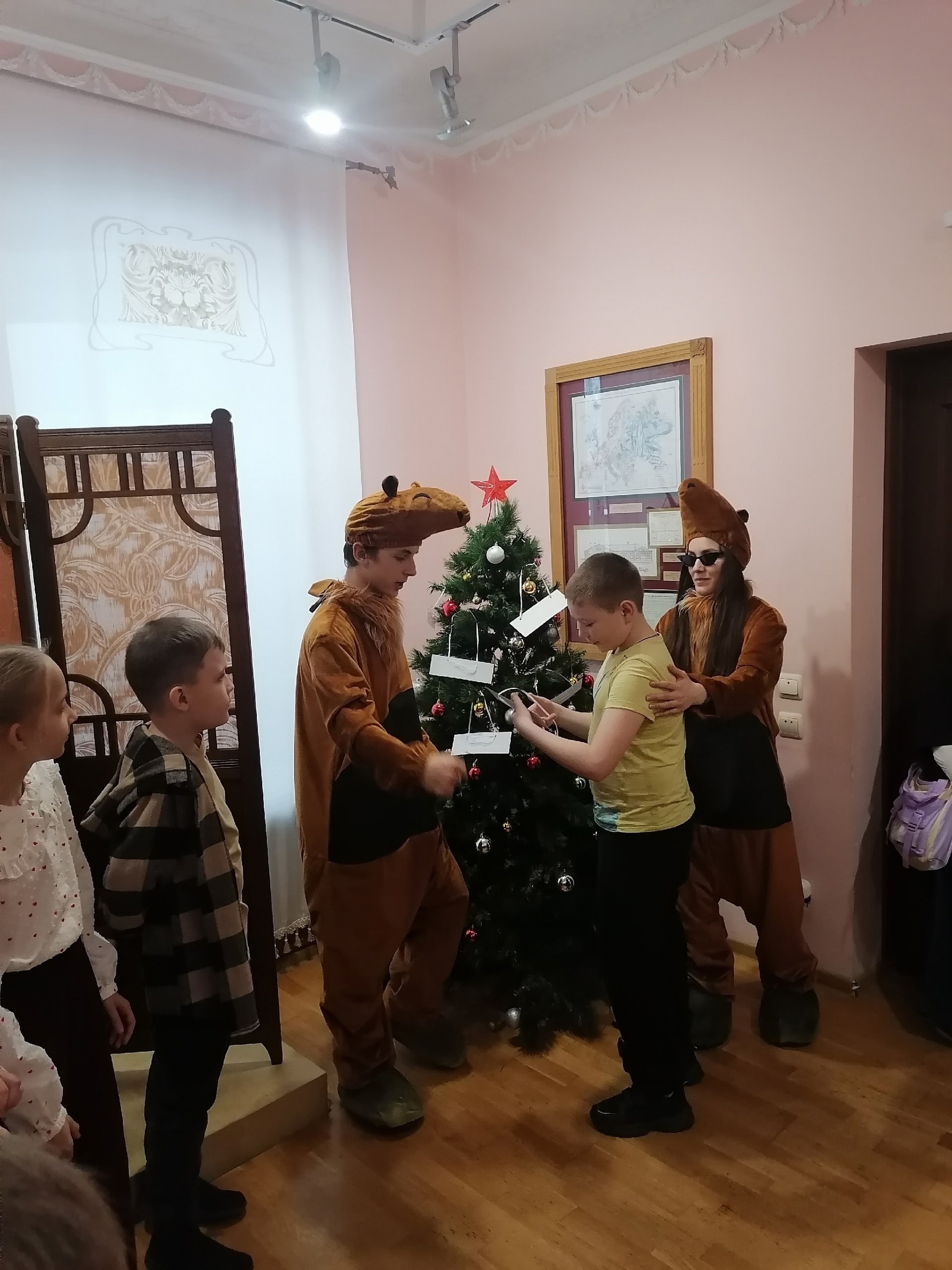 Новогоднее представление в Капибара-Шоу.