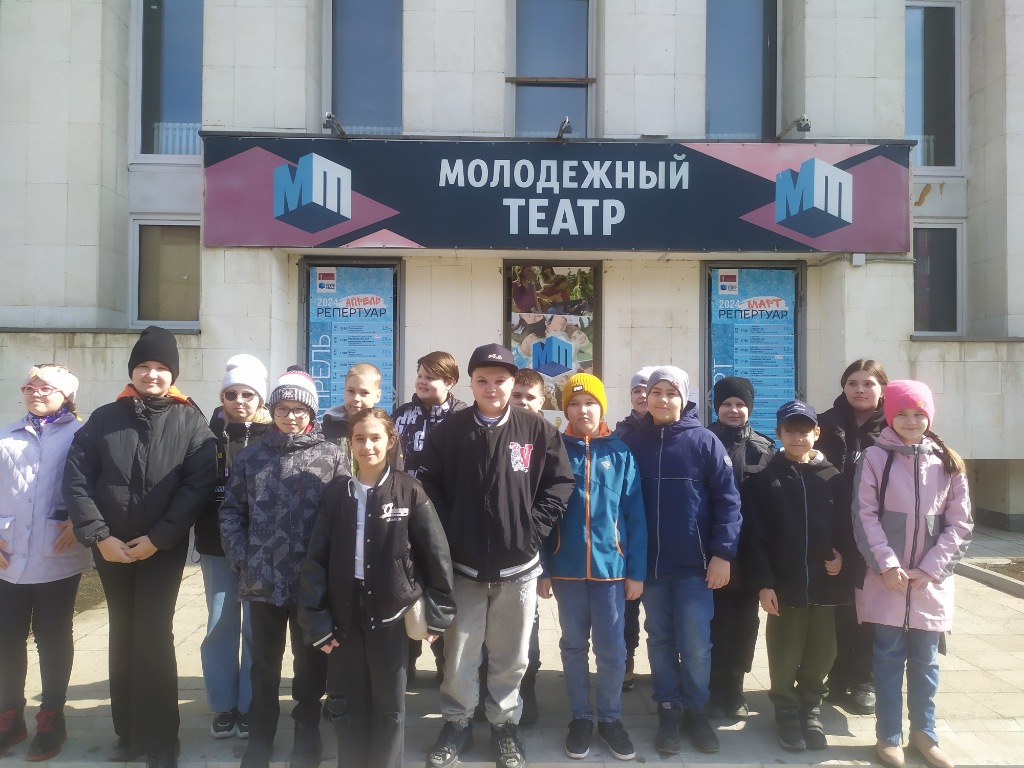 4 Б в Молодежном театре.