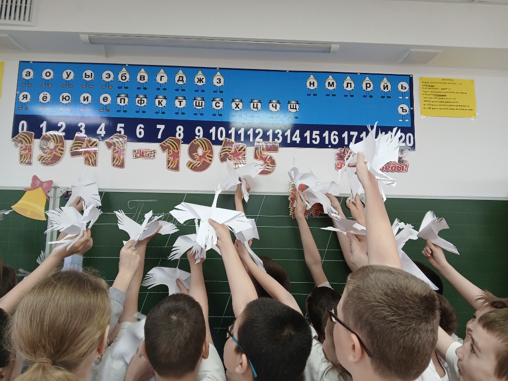 Летят журавли.