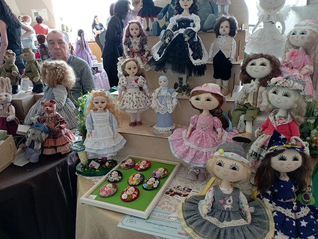 Всю жизнь играем в куклы.